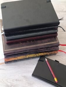 Notizen und Bücher mit Bleistift beschrieben